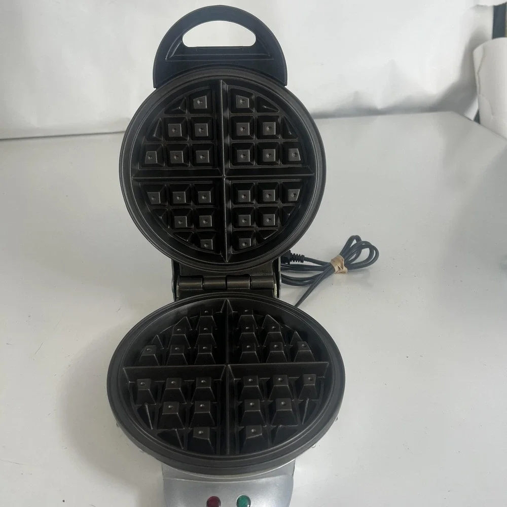 VillaWare UNO Belgian Waffle Maker Silver Round Waffler‎ 2002 1000W Electric